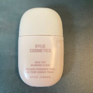 Kylie Cosmetics Skin Tint Blurring Elixir - 8WN